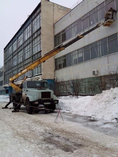 ремонт окон с помощью автовышки 