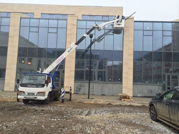 Мойка окон бизнес центра из люльки автовышки