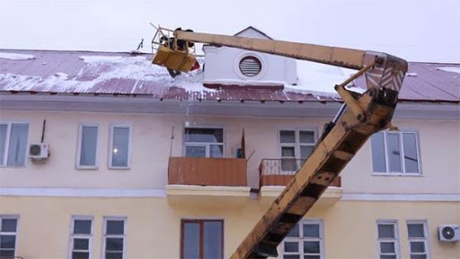 фото очистка снега на крыше с автовышки