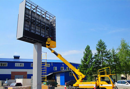 Фото процесса монтажа наружной рекламы