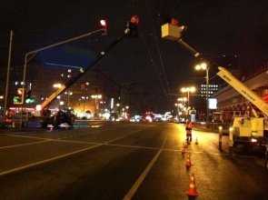 Фото процесса обслуживания светофора с автовышки